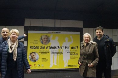 Mit 50 DIN A0 Plakaten in U-Bahnhöfen im Innenstadtbereich und einem Großplakat wirbt die BISS für bürgerschaftliches Engagement. L. Bittner, E. Ewerth, H. Drywa und G. Rüberg präsentieren das Großplakat an der Haltestelle Stadthaus.
